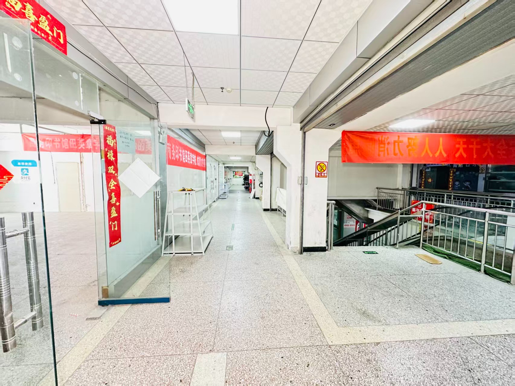 安居路引入人工智能技术应用场景，推动AI与商业、零售、电商、企业服务等领域融合发展。