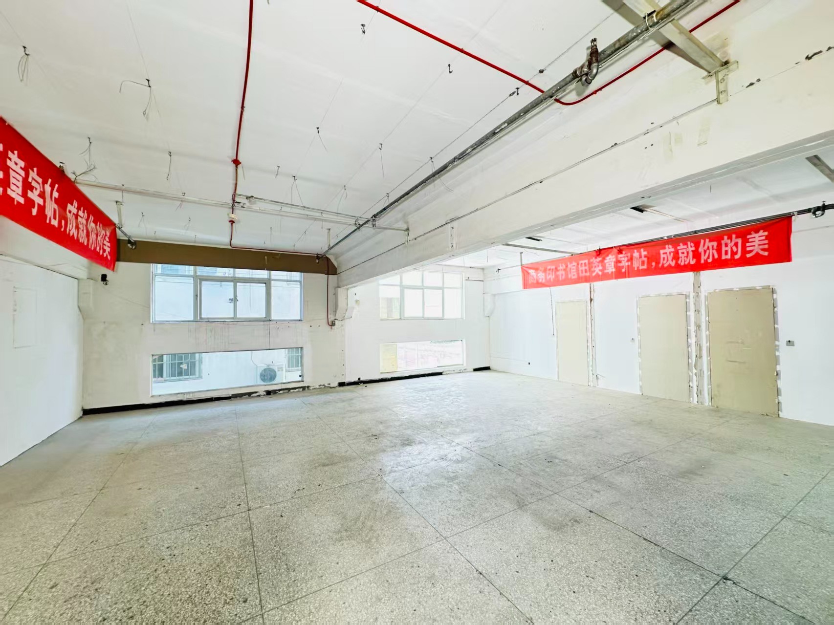 安居路重点吸引人工智能应用、数字经济、电商直播、智能制造服务、软件开发、科技创新企业及创业团队入驻